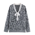 Detalle de jersey de leopardo gris con cuello en V de encaje y un lazo blanco grande - S / Gris claro