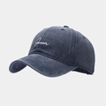Dettaglio del ricamo bianco Groom su un berretto da baseball in cotone blu navy lavato - Regolabile / Blu navy