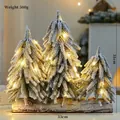 Mini alberi di Natale in PE innevati con luci LED e base in legno, decoro 31x33 cm - Triplo Albero Innevato con Luce LED