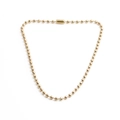 Conjunto minimalista de collar y pulsera de cuentas doradas facetadas sobre fondo blanco - Collar de Cuentas Facetadas / Dorado
