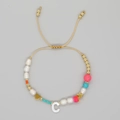 Adjustable pearl and bead bracelet with golden heart and letter C shell charm - Letter C Style (ZZ-B24061901C-F)