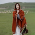 Poncho ethnique à capuche orange avec motifs bleus, idéal pour photos de voyage - LM309 Bordure Florale - Orange