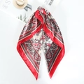 Nahaufnahme von rotem und beige Paisley-Viereckstuch auf weißem Grund mit Mode-Requisiten - 60x60cm / Rot
