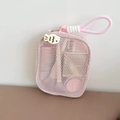 Detalle de neceser de malla rosa con tirador de perla y correa de mano portátil - Con clip de pez / Rosa