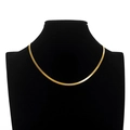 Vista detallada de la cadena de serpiente de oro de 18K en un busto de terciopelo - Collar (3mm*40+5cm) / Dorado