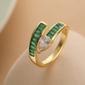 Anillo geométrico chapado en oro irregular con circón verde y cristal de gota - Abierto Ajustable / Oro y circonita verde (13680)