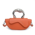 Sac bandoulière orange vif avec poignée sculpturale en métal argenté et design minimaliste - Orange
