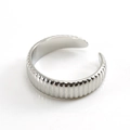 Anillo ajustable de acero inoxidable plateado con rayas verticales sobre fondo blanco - Abierto Ajustable / Color Acero