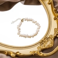 Vue détaillée des perles d'eau douce baroques et du fermoir doré sur un bracelet de luxe - Bracelet Type A