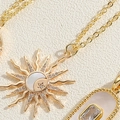 Dettaglio della collana d'oro con ciondolo a sole in madreperla e zircone rettangolare - Collana a Conchiglia Raggio di Sole