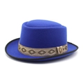 Détail d'un chapeau en feutre bleu avec ruban jacquard ethnique et bordure noire nette - M (56-58cm) / Bleu