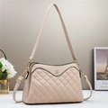 Dettaglio della borsa a tracolla beige trapuntata con eleganti accessori in metallo dorato - Albicocca