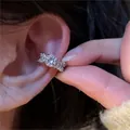 Orecchino a clip asimmetrico in argento con stelle di zircone e grappoli di diamanti - Stile Grappolo di Pietre Rotonde d'Argento