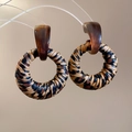 Detail van ronde oorbellen met luipaardprint en donkerbruine hars studs connectoren - Donkere Koffie Luipaard (S925 Zilveren Pin)