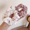 Set van twee grote scrunchies in bloemenchiffon en paarse satijnen afwerking - #1 Roze 2-delige Set