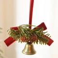 Decorazione natalizia con fiocco in velluto rosso, aghi di pino, pigne e campana d'oro - Fiocco di Velluto Rosso Campanello Vintage