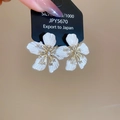 Dettaglio di orecchini a fiore con perni in argento S925 e centri decorati con strass - Fiore Bianco Con Perno in Argento