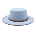 Détail d'un chapeau de feutre bleu clair avec sangle en cuir marron et boucle métal - M (56-58cm) / Bleu Ciel