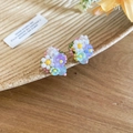 Vista detallada de los pendientes de flores con cuentas de colores sobre fondo de madera. - Multicolor (N.º 1)