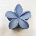 Pinza para el pelo con flor mate azul para peinados de mujer con diseño de frangipani - Pinza Para Flor De Frangipani Gris Esmerilada (aprox. 8 X 7 X 43 Cm)