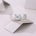 Macro-opname van S925 zilveren herenring met een rond geslepen lab-diamant zetting - Klassieke Stijl - Ronde Brede Band / Moissaniet Hoofdsteen