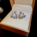 Vue détaillée de boucles d'oreilles nœud plaquées or 18 carats avec perles et bijoux - 14# Tige en Argent Nœud en Argent Perle