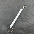 Weißer, einziehbarer Kunststoff-Spiral-Schlüsselanhänger mit Metallkarabiner und Ring - 25mm Ring / Weiß