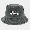 Dettaglio del logo ricamato Free Palestine e della bandiera sul cappello da pescatore - Verde Militare