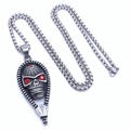 Detailaufnahme des silbernen Totenkopf-Anhängers mit roten Edelsteinaugen und Reißverschluss - Großer Anhänger Mit 60CM Kette