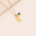 Collier doré avec lettre E et pendentif œil bleu sur décor en pierre minimaliste - Lettre E