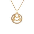 Collana con ciondolo a mani a cuore dorato con pavé di zirconi su sfondo bianco - Cuore con le mani