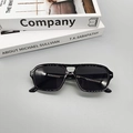 Detalle de gafas de sol rectangulares negras con detalles plateados en las patillas - Montura Negra Lentes Grises