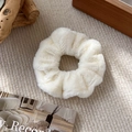 Elastico per capelli bianco in morbido peluche su un accogliente sfondo in maglia - Stile Nuvola Soffice / Bianco Sporco Peluche
