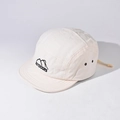 Detailansicht der cremefarbenen 5-Panel-Camper-Mütze mit Berggravur und kurzem Schirm - Verstellbar / Beige
