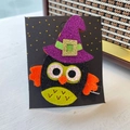 Vue détaillée d'une pince à cheveux hibou d'Halloween avec paillettes et chapeau violet - Pince à cheveux hibou (#3)