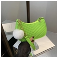 Dettaglio della borsa trapuntata verde brillante con catena dorata e pompon bianco - Verde (con pendente)