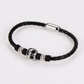 Dettaglio del bracciale in pelle intrecciata con perla a forma di pallone e chiusura magnetica - Color Acciaio