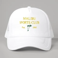 Detalle del bordado amarillo Malibu Sports Club y palmera verde en gorra de rejilla blanca - Talla única / Blanco