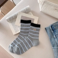 Chaussettes mi-mollet grises à rayures bleues avec broderie détaillée d'ours brun - Gris