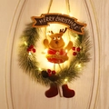 Weihnachtskranz mit Rentierpuppe, Kiefernnadeln, roten Beeren und warmen LED-Lichtern - Einzelner Rentier Kranz - Mit Licht