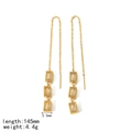 Detail van de 145mm gouden kwastoorbellen met drie rechthoekige zirkonia-stenen en ketting - Rechthoekige Stijl (TE6759-RE)