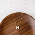 Collier minimaliste en chaîne dorée avec un pendentif lettre M en nacre blanche - Lettre N
