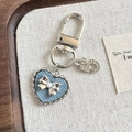 Portachiavi a cuore in denim con fiocco argento e perla su vassoio di legno - Cuore con Fiocco