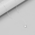 Collana minimalista in argento con zircone rotondo brillante e castone a sei griffe - Argento