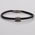 Dettaglio del bracciale in pelle nera intrecciata con perla di cristallo e chiusura magnetica - Nero/Argento(2C)