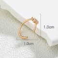 Dettaglio macro del finto anello al naso a U dorato con zirconi, misura 1,0 cm x 1,0 cm - Oro