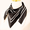Elegante zwarte zijden vierkante sjaal met witte geometrische patronen op een model - Zwart