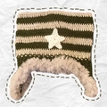 Bonnet tricoté à rayures vert armée avec oreilles de chat, étoile et peluche - Jaune beige vert avec étoile