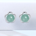 S925 Silber Blumen-Ohrstecker mit grünem Aventurin Edelstein auf weißem Hintergrund - 925er Silber / Weißgold