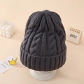Detalle de gorro de punto trenzado gris oscuro con textura de lana gruesa y dobladillo - gris oscuro